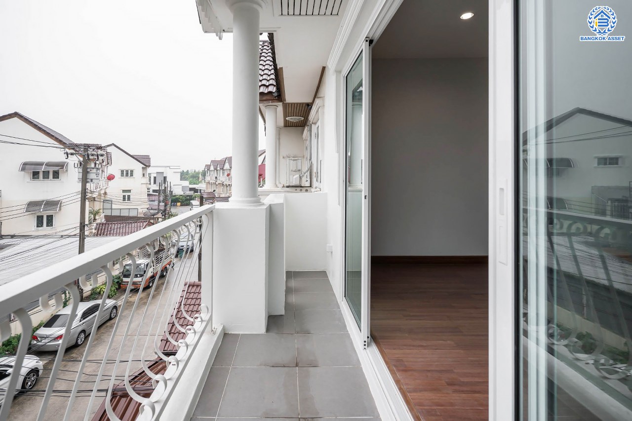 บ้านมือสองตกแต่งใหม่ โครงการ บ้านแก้ววิลล่า จรัญสนิทวงศ์ หลังมุม ทาวน์เฮ้าส์ 3 ชั้น เนื้อที่ 22.9 ตร.ว. ฟังก์ชัน 3 ห้องนอน 4 ห้องน้ำ จอดรถได้ 2 คัน บนทำเลศักยภาพ เชื่อมต่อหลายเส้นทาง ใกล้รถไฟฟ้าสายสีน้ำเงิน "สถานีไฟฉาย"